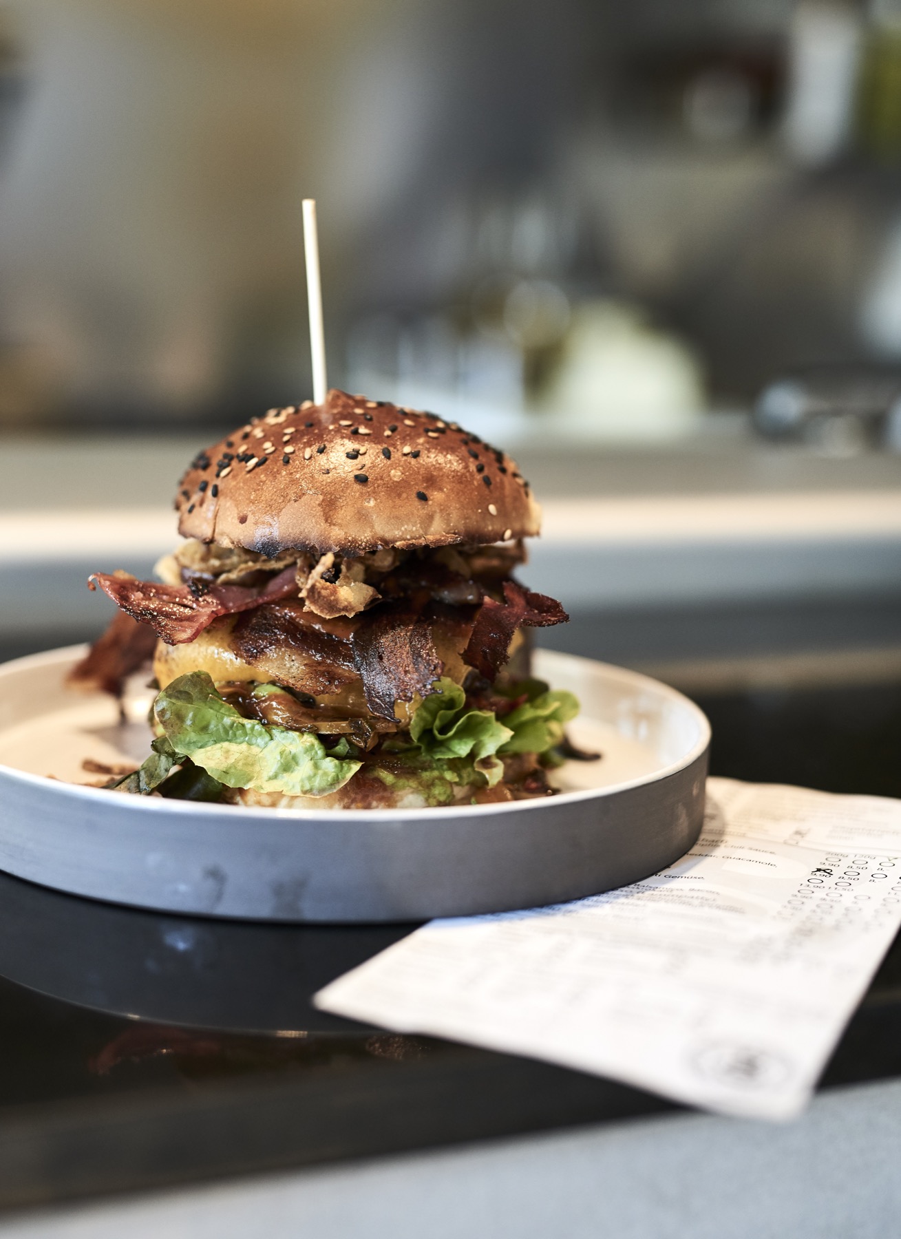 Hamburguesa recién preparada de Badal Corner, restaurante en Palma y Paguera